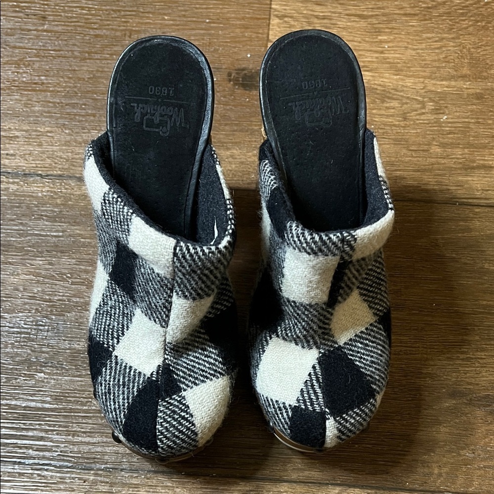 Woolrich Black and cream plaid clogs size 6.5
